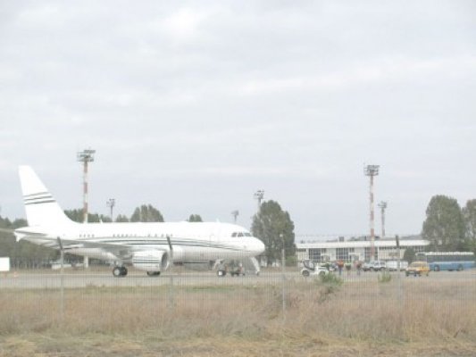 Miliardarii din avionul aterizat de urgenţă la Kogălniceanu n-au vrut cazare în Constanţa